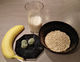 ingredienser, banan, spinat, havre, mandelmelk, mat